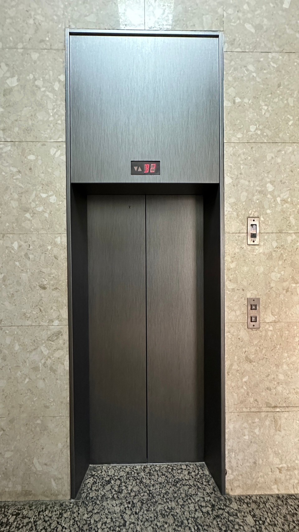 公寓大廈｜舊電梯改色翻新貼膜