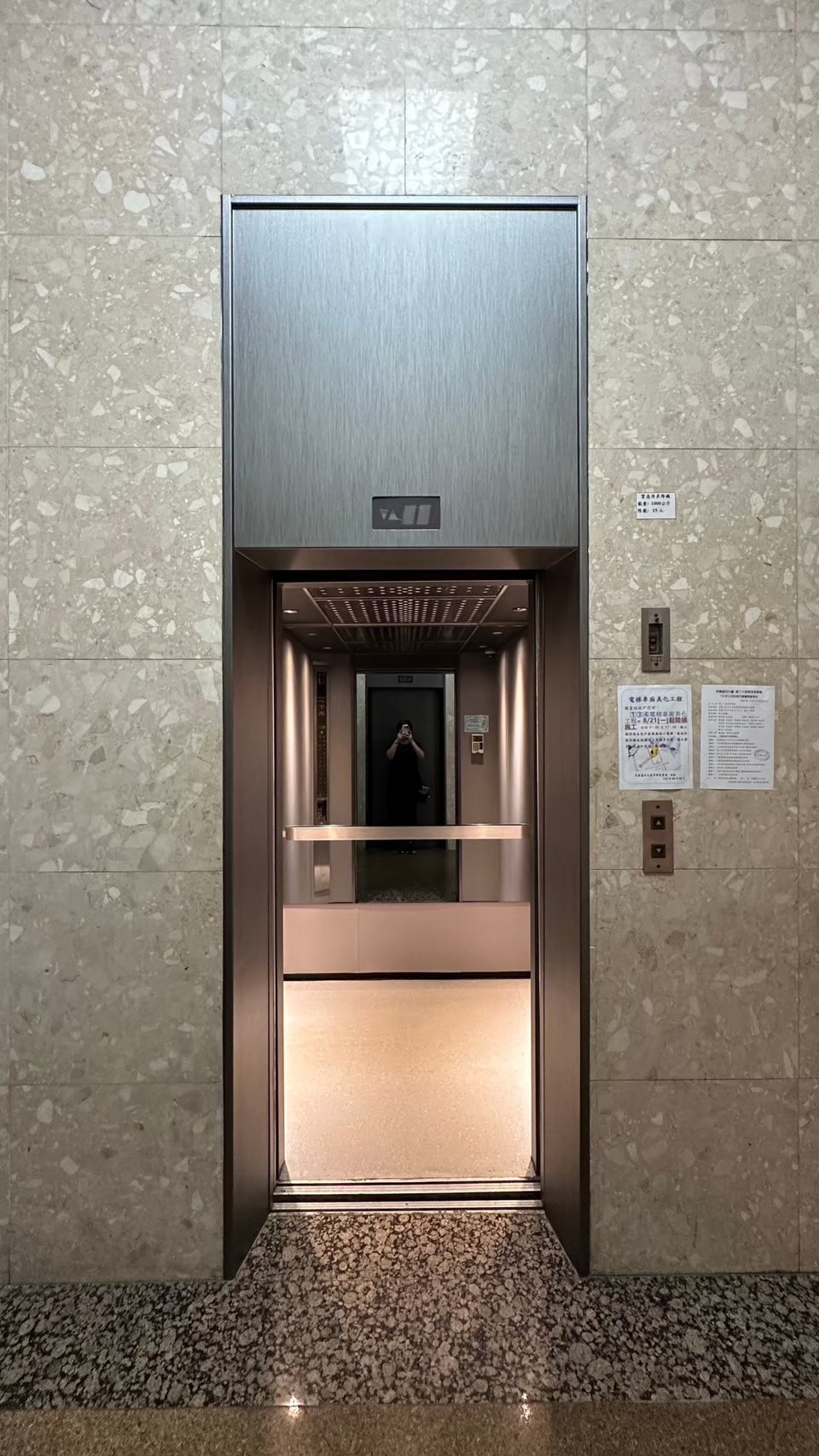 公寓大廈｜舊電梯改色翻新貼膜